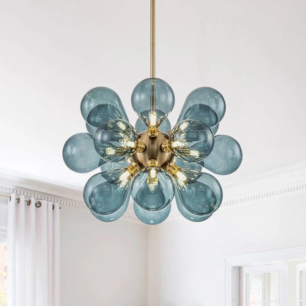 "Moderne lysekrone med 18 blå glassbobler svevende fra gyllent senter, skaper dramatisk og elegant belysning."