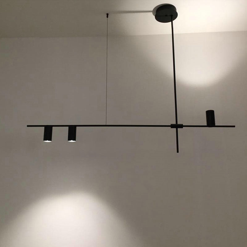 Moderne lysekrone med lange, svarte linjer. Minimalistisk design for både moderne og rustikke interiører.