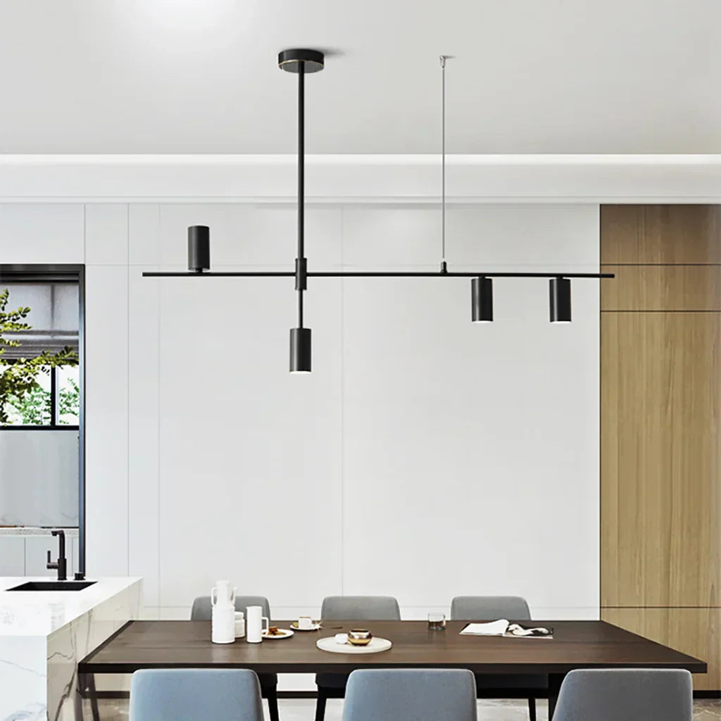 Moderne lysekrone med lange, svarte linjer. Minimalistisk design for både moderne og rustikke interiører.