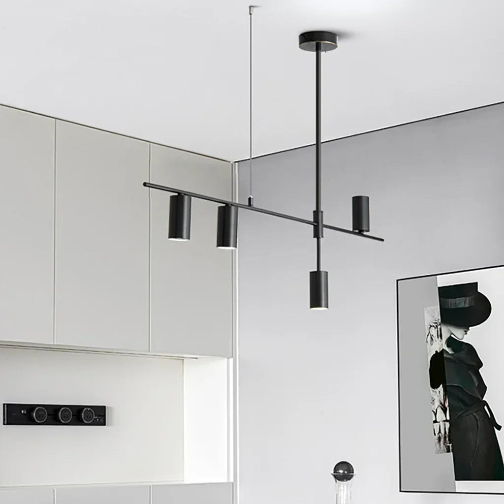 Moderne lysekrone med lange, svarte linjer. Minimalistisk design for både moderne og rustikke interiører.