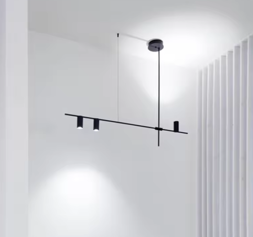Moderne lysekrone med lange, svarte linjer. Minimalistisk design for både moderne og rustikke interiører.