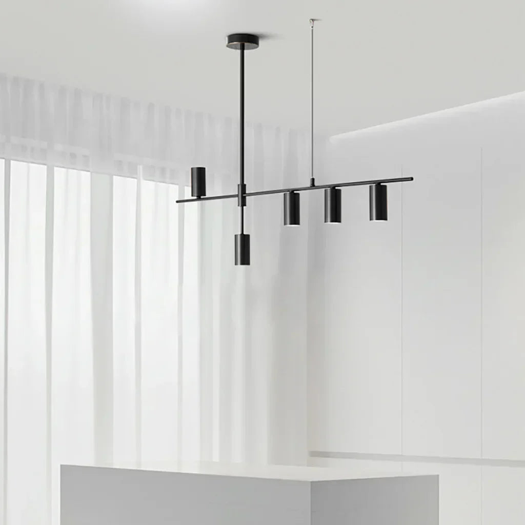 Moderne lysekrone med lange, svarte linjer. Minimalistisk design for både moderne og rustikke interiører.