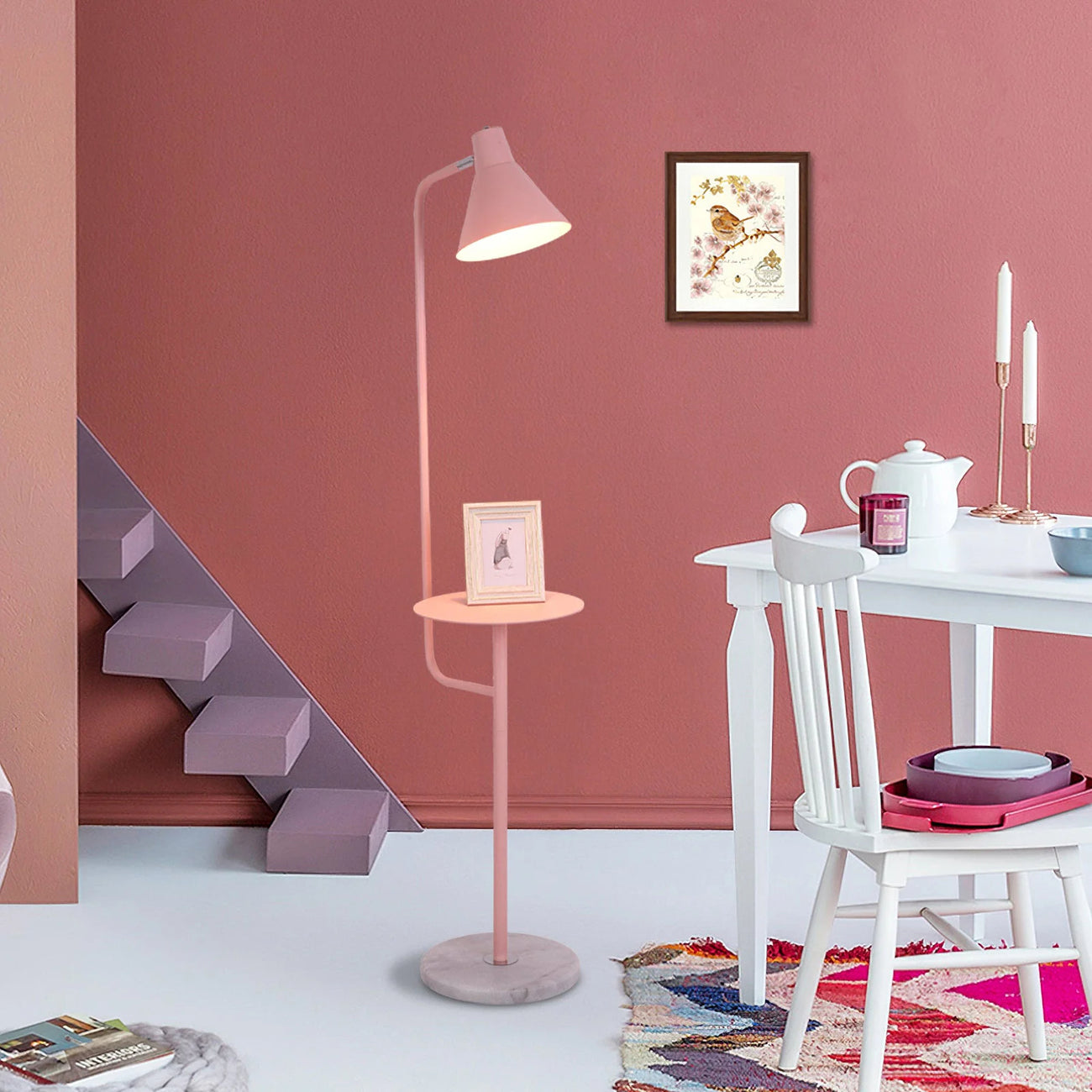 "Moderne Macaron gulvlampe med praktisk brett, stilrent design i flere farger, gir elegant og funksjonell belysning."