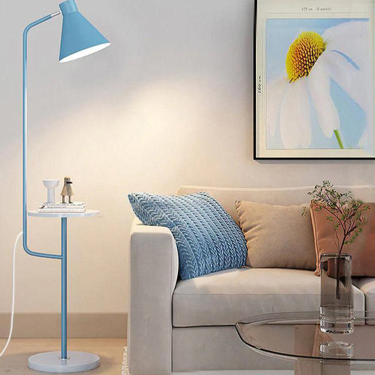 "Moderne Macaron gulvlampe med praktisk brett, stilrent design i flere farger, gir elegant og funksjonell belysning."