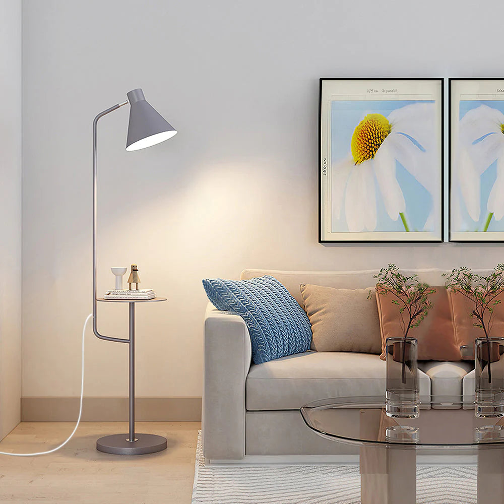 "Moderne Macaron gulvlampe med praktisk brett, stilrent design i flere farger, gir elegant og funksjonell belysning."