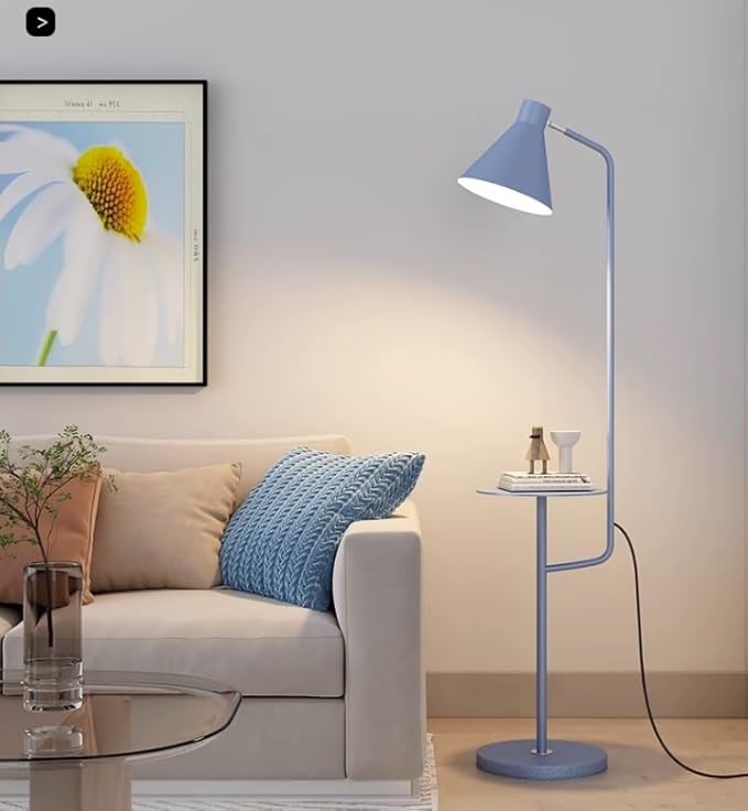 "Moderne Macaron gulvlampe med praktisk brett, stilrent design i flere farger, gir elegant og funksjonell belysning."