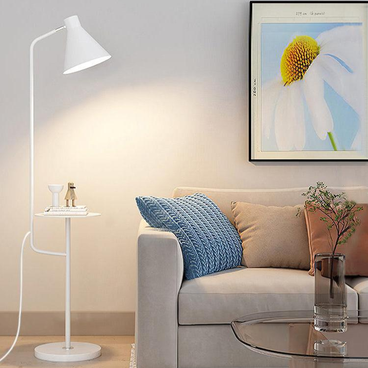 "Moderne Macaron gulvlampe med praktisk brett, stilrent design i flere farger, gir elegant og funksjonell belysning."