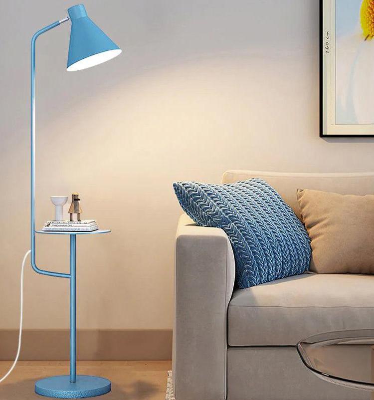 "Moderne Macaron gulvlampe med praktisk brett, stilrent design i flere farger, gir elegant og funksjonell belysning."