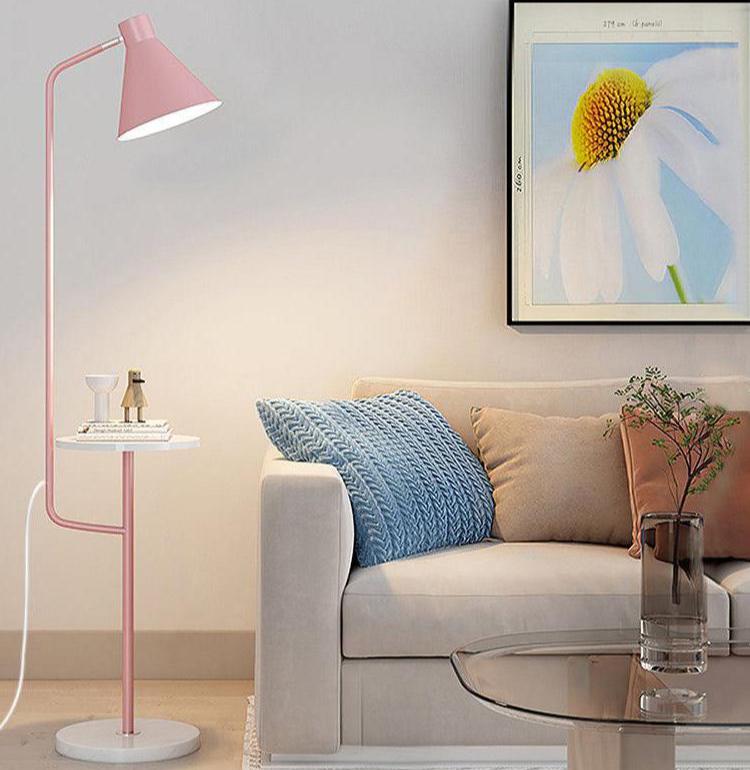 "Moderne Macaron gulvlampe med praktisk brett, stilrent design i flere farger, gir elegant og funksjonell belysning."