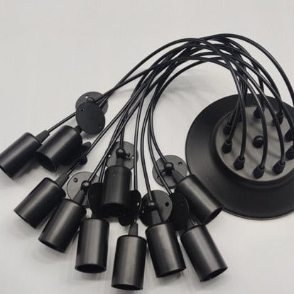 Pendellampe med E27 sokkel, sort metall og plast. Moderne taklampe for allsidig hjemmeinnredning.