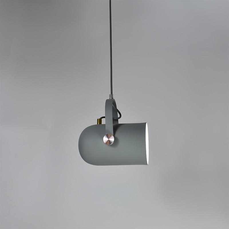 "Moderne nordisk dråpeformet hengelampe i lyse farger, aluminium, justerbar ledning, gir stil og funksjonalitet."