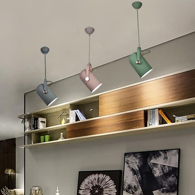 "Moderne nordisk dråpeformet hengelampe i lyse farger, aluminium, justerbar ledning, gir stil og funksjonalitet."