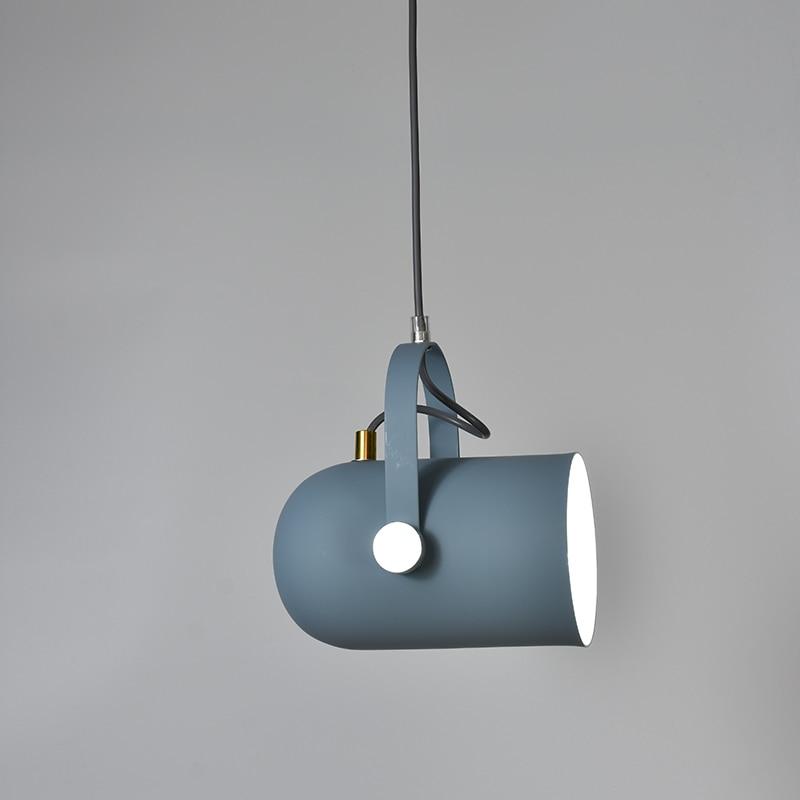 "Moderne nordisk dråpeformet hengelampe i lyse farger, aluminium, justerbar ledning, gir stil og funksjonalitet."