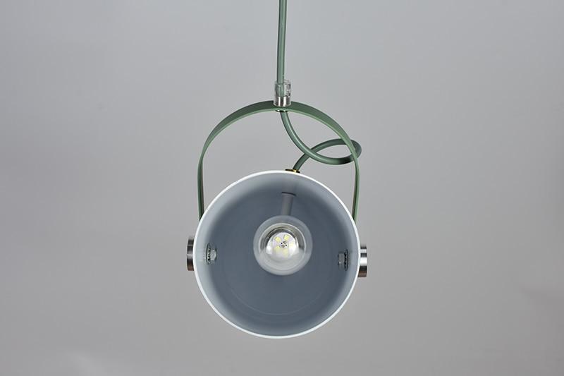 "Moderne nordisk dråpeformet hengelampe i lyse farger, aluminium, justerbar ledning, gir stil og funksjonalitet."
