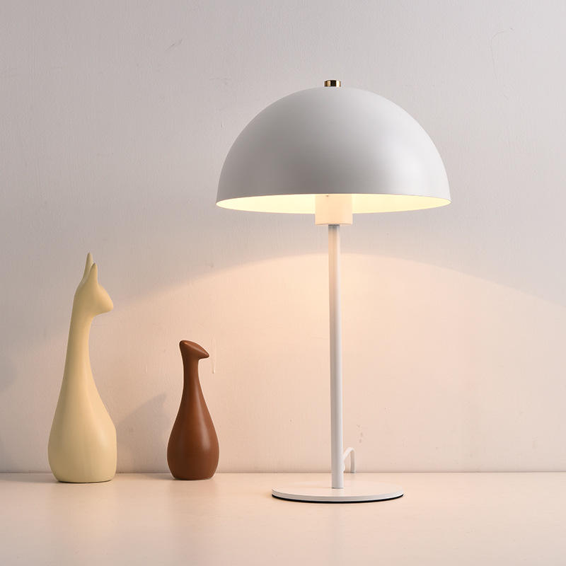 "Moderne nordisk Mushroom bordlampe i matt svart, LED lys, 25x45 cm, stilig design for øyevennlig belysning"