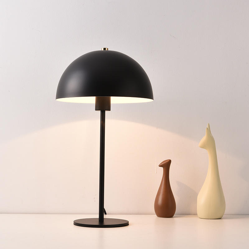 "Moderne nordisk Mushroom bordlampe i matt svart, LED lys, 25x45 cm, stilig design for øyevennlig belysning"