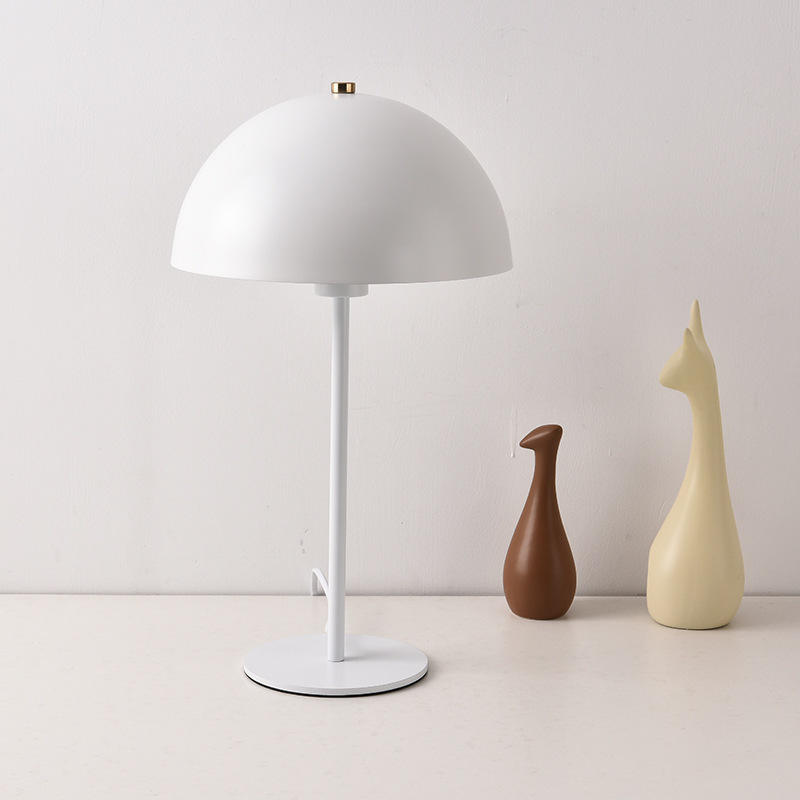 "Moderne nordisk Mushroom bordlampe i matt svart, LED lys, 25x45 cm, stilig design for øyevennlig belysning"