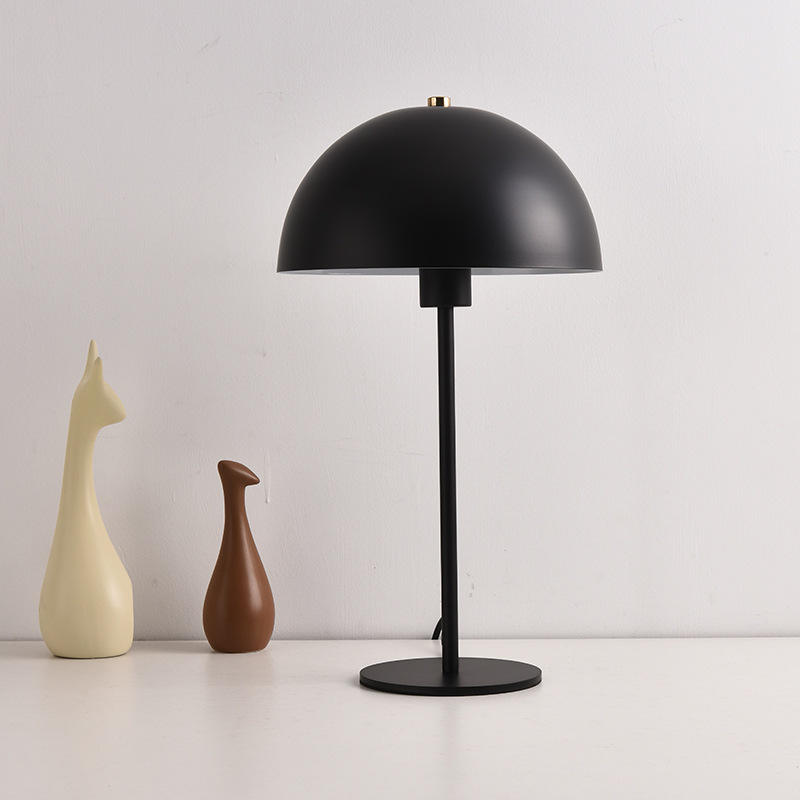"Moderne nordisk Mushroom bordlampe i matt svart, LED lys, 25x45 cm, stilig design for øyevennlig belysning"