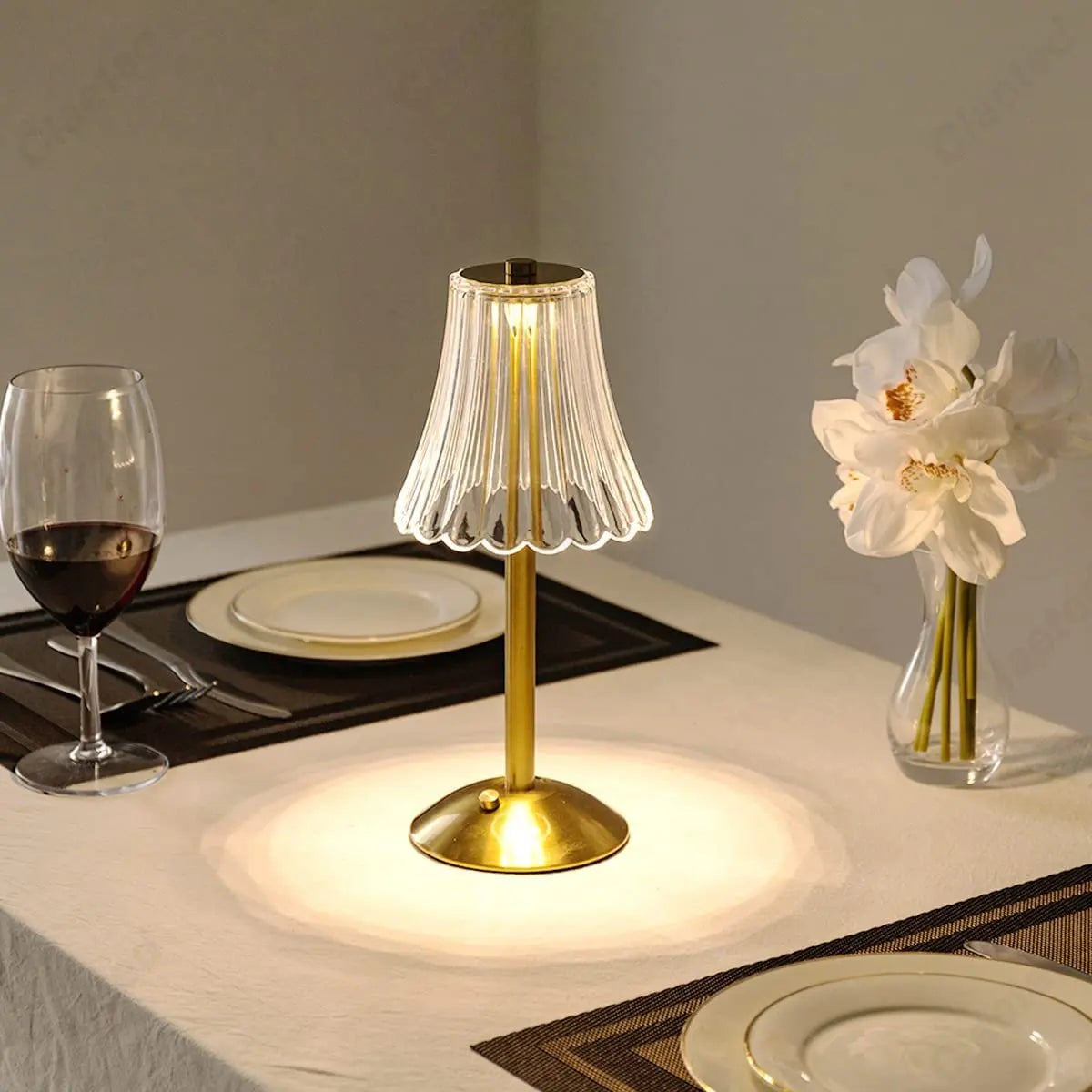 Dekorativ trådløs bordlampe, dimbar og bærbar. Ideell som nattbordslampe eller moderne belysning i hjemmet.