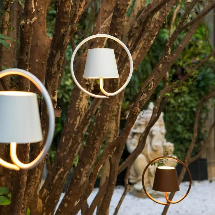 "Moderne oppladbar LED pendellampe i minimalistisk design, hvit skjerm, værbestandig, egnet for innendørs/utendørs bruk"