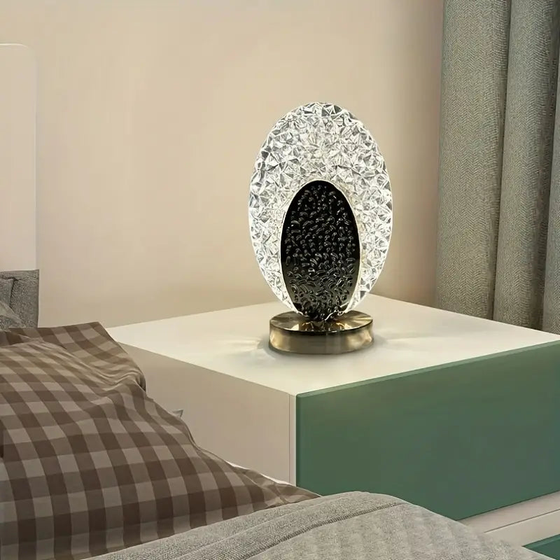 Stilren moderne påfugl bordlampe med LED. Skaper vakkert stemningslys for et elegant og oppladbart hjem.