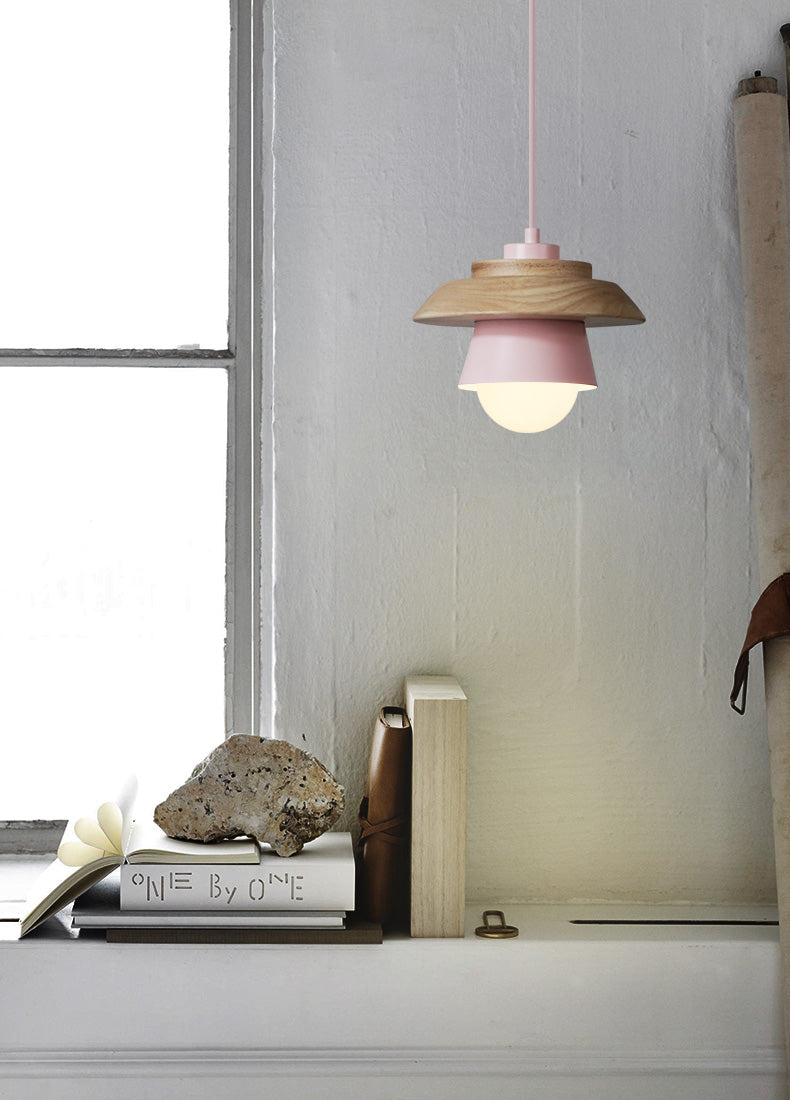 Stilren moderne pendellampe i flerfarget design. Ideell taklampe for stue, kjøkken eller gang, gir flott belysning.