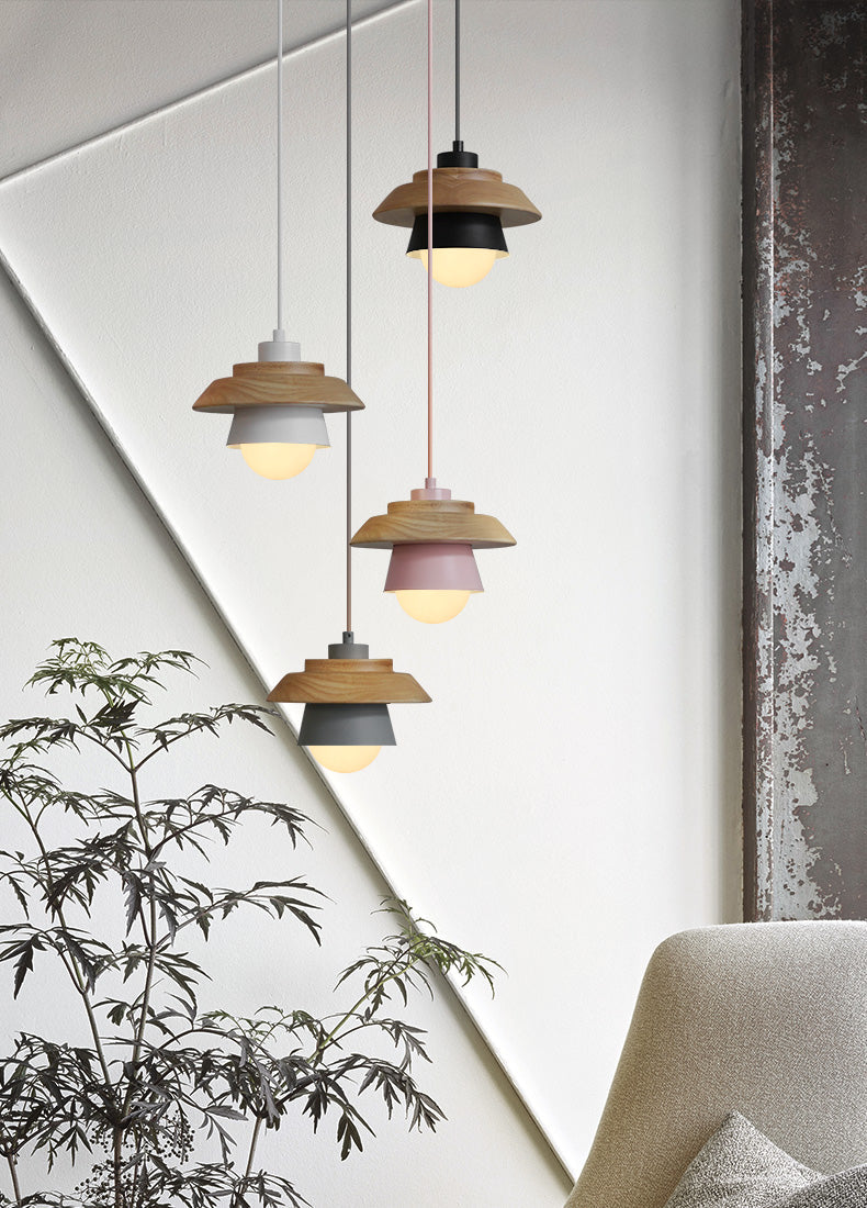 Dekorativ pendellampe i moderne design for stuen. Flerfarget belysning som skaper et varmt og innbydende hjem.