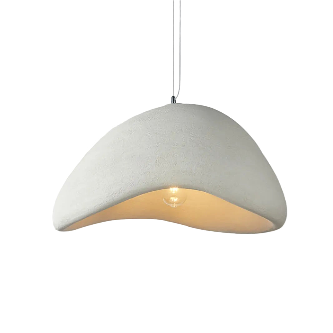 Moderne pendellampe for stue, gir elegant belysning over salongbordet.