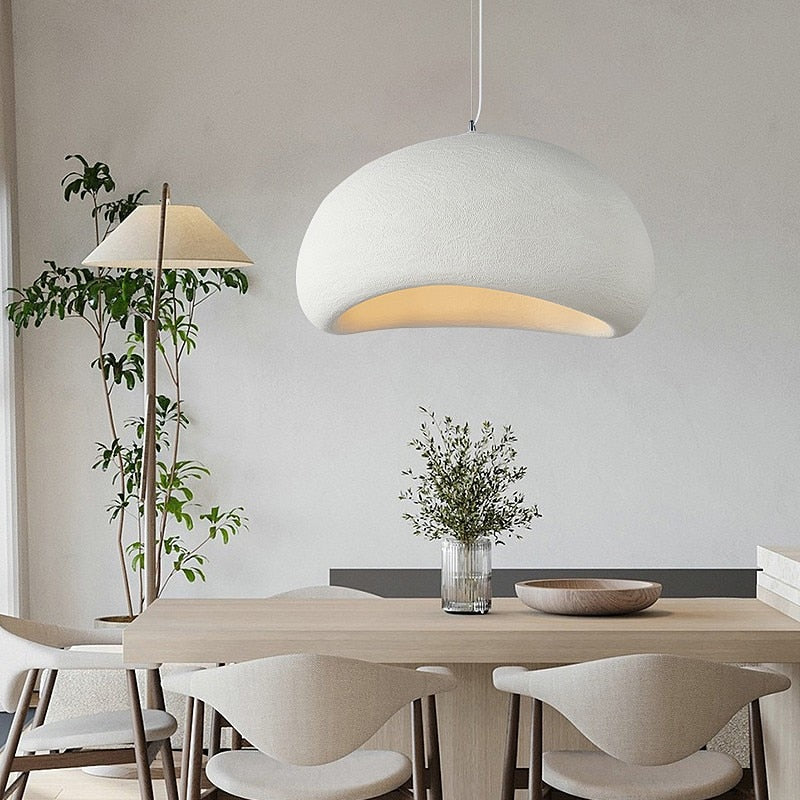 Minimalistisk moderne pendellampe i matt sort, ideell for stilrent interiør.