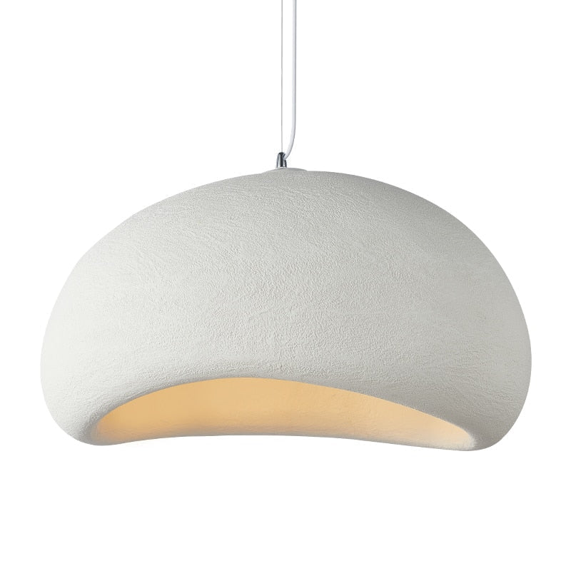Hengende designerlampe for spisestuen, fokus på estetikk og funksjonell belysning.