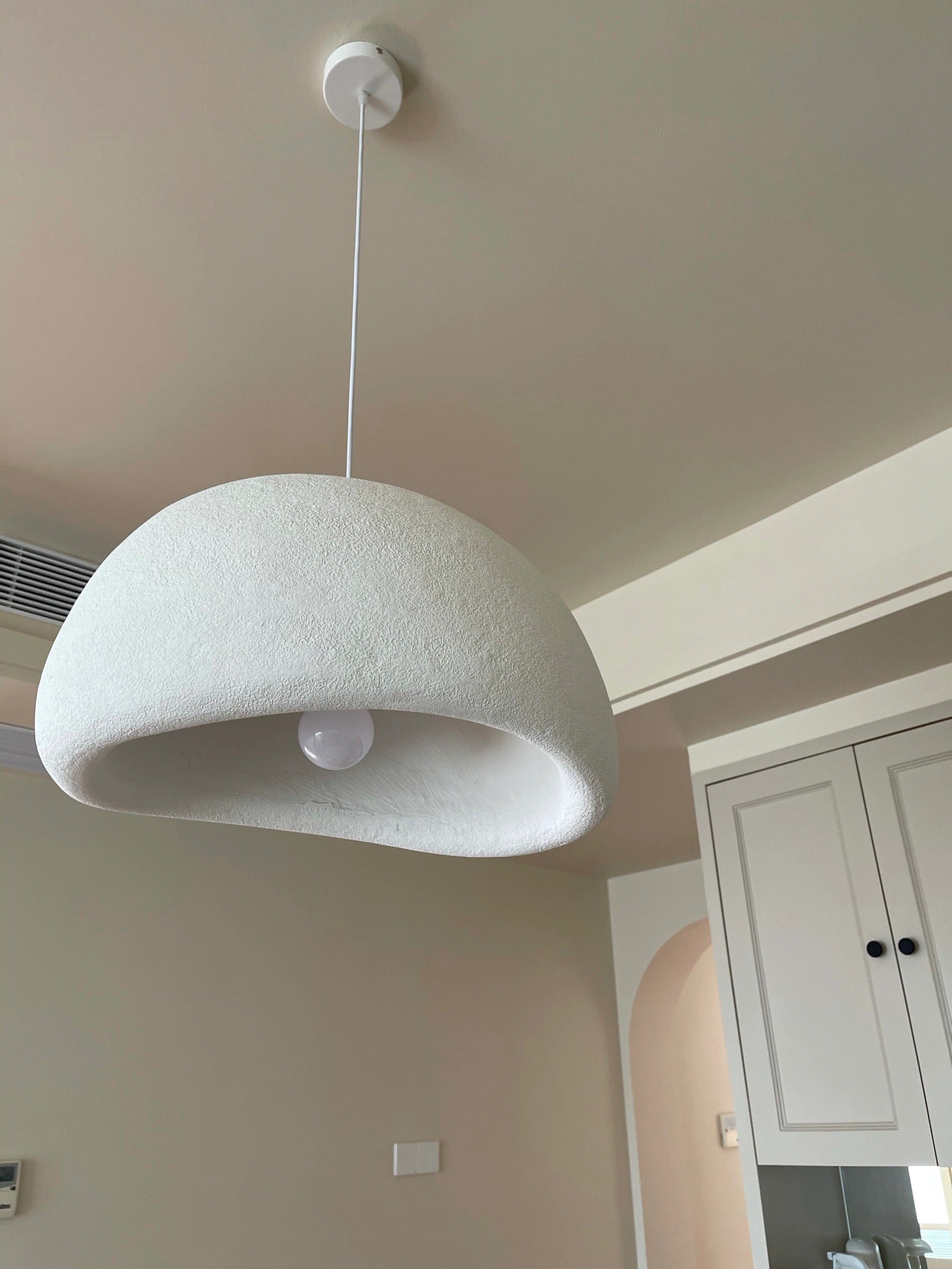 Moderne taklampe som blikkfang i stue, med mykt og innbydende LED-lys.