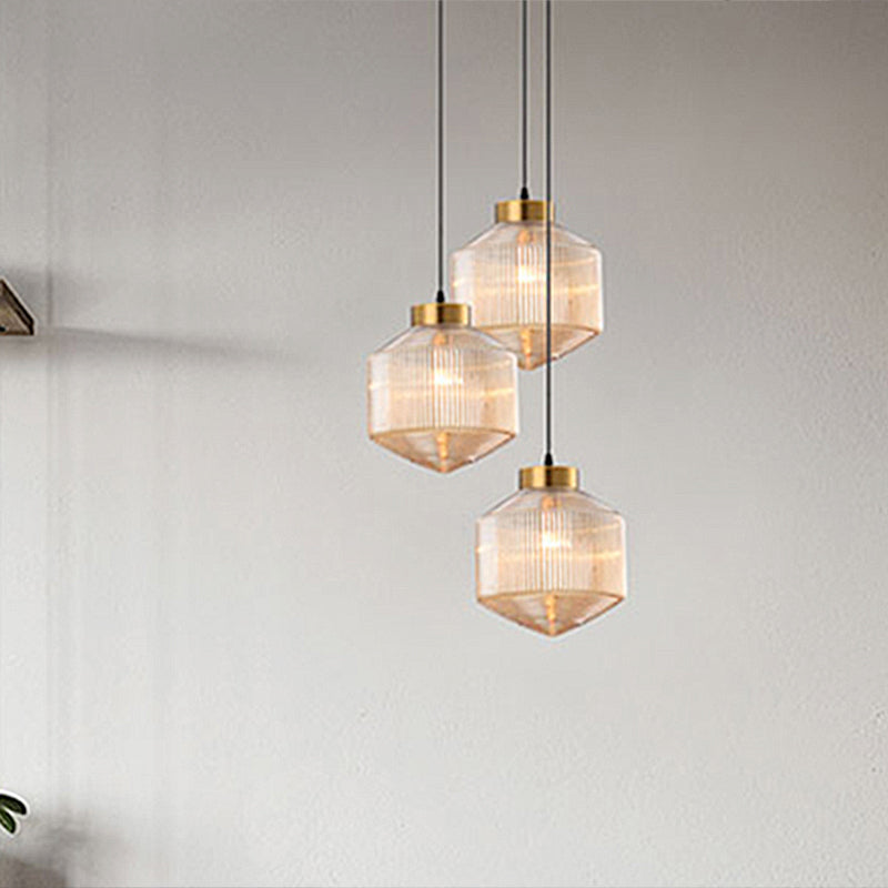 "Moderne pendellampe i amber med trommeldesign, vist med røykgrå og klar fargealternativ, perfekt for stilig interiør."
