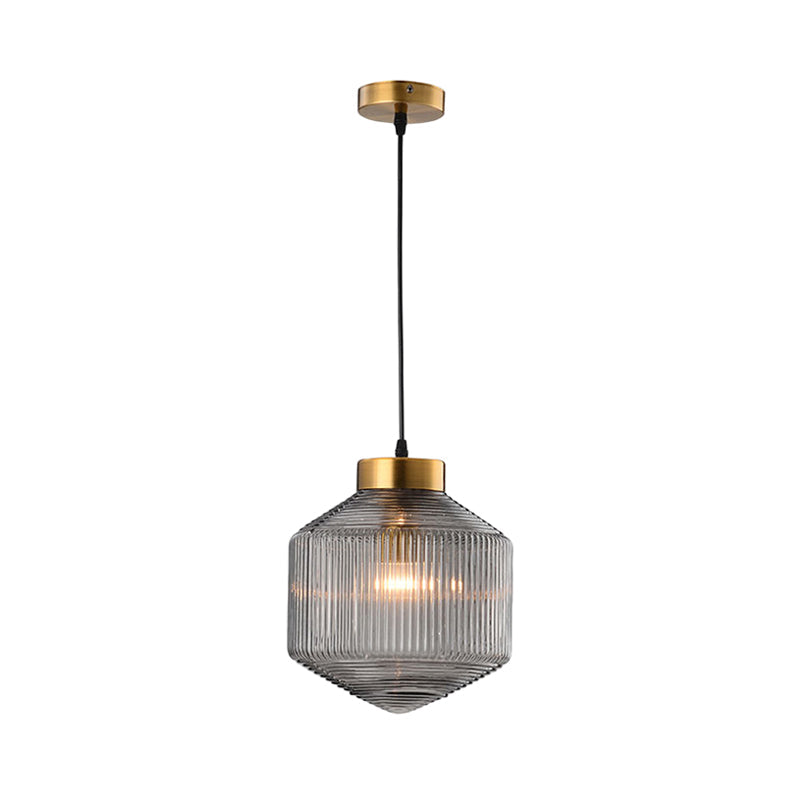 "Moderne pendellampe i amber med trommeldesign, vist med røykgrå og klar fargealternativ, perfekt for stilig interiør."