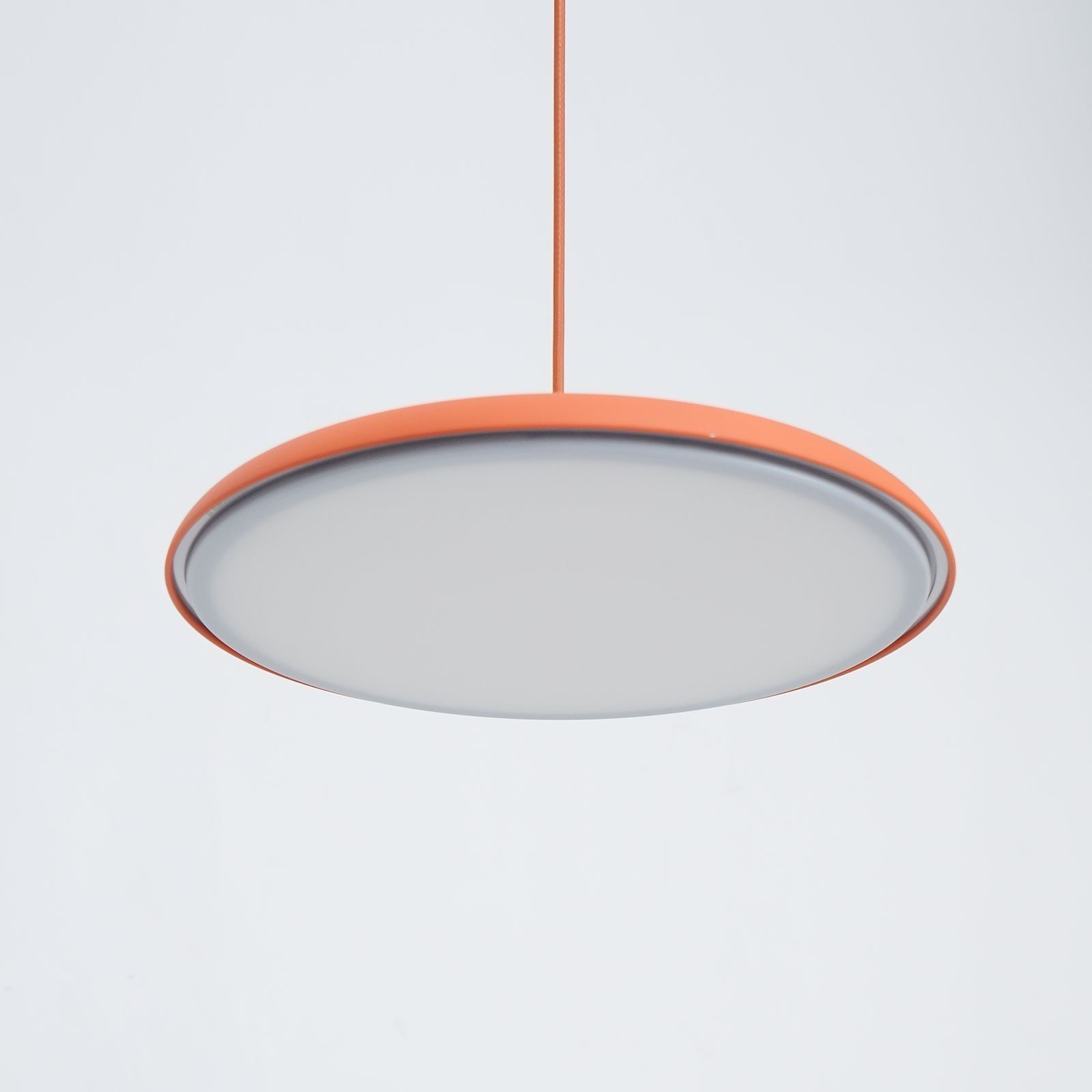 "Moderne pendellampe i flere farger, sofistikert minimalisme. Luksuriøst design, perfekt for interiør, energibesparende."