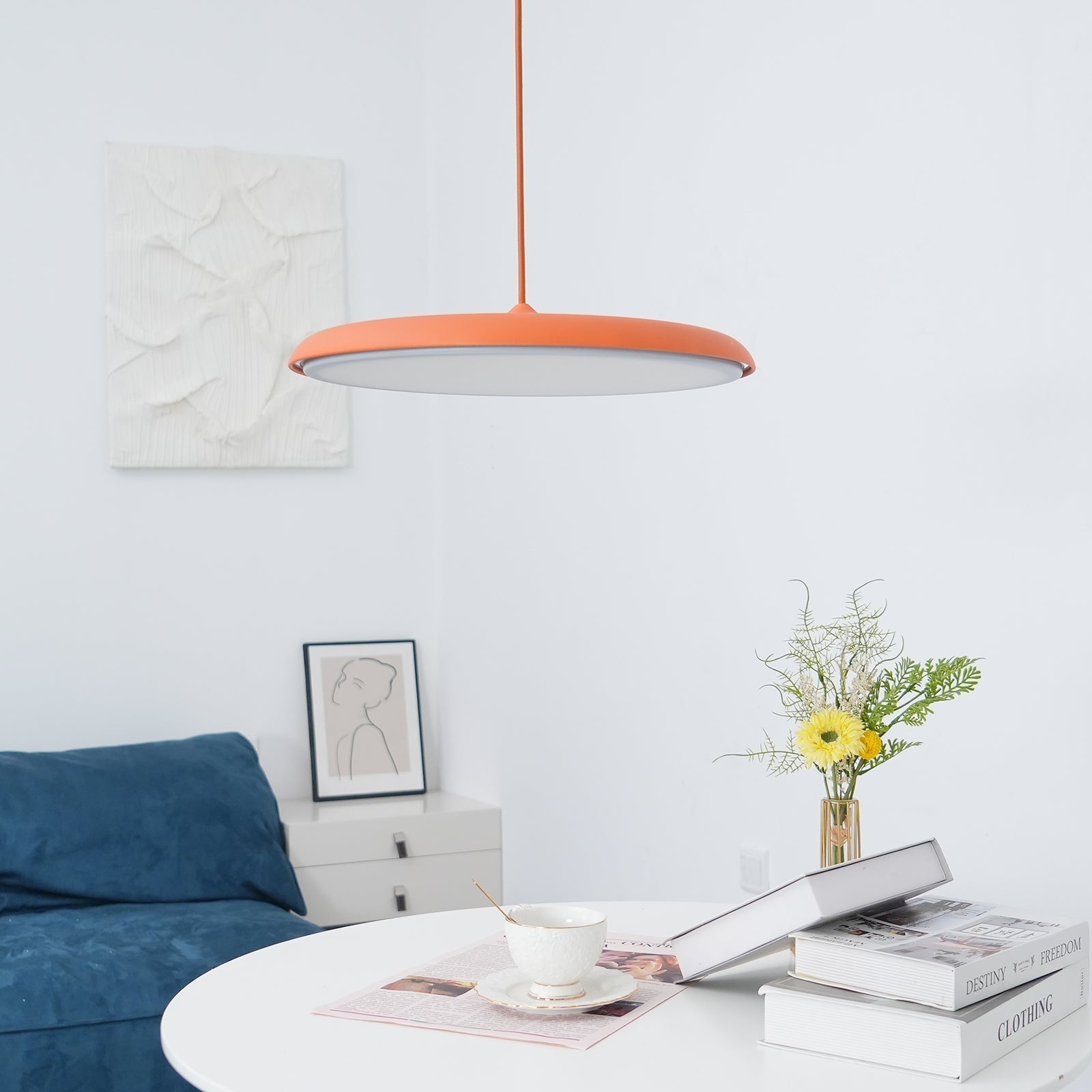 "Moderne pendellampe i flere farger, sofistikert minimalisme. Luksuriøst design, perfekt for interiør, energibesparende."