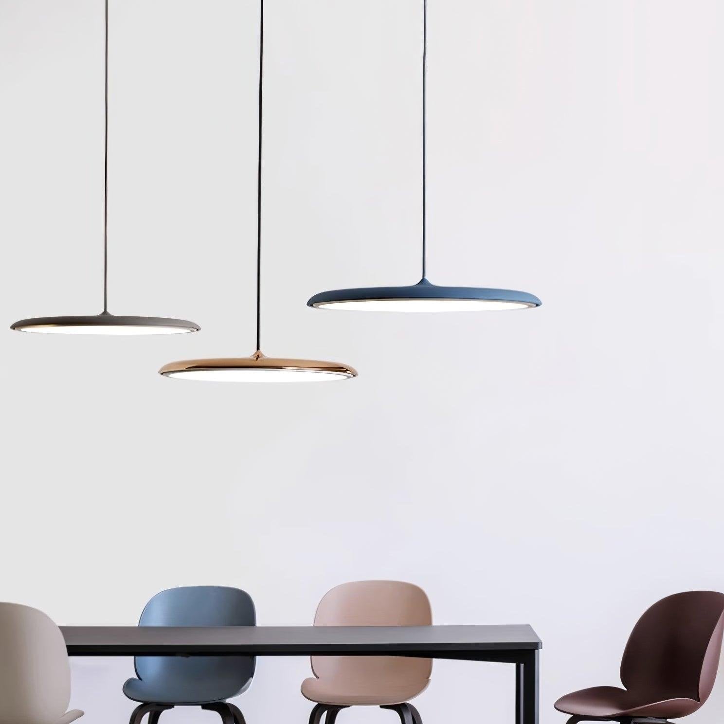 "Moderne pendellampe i flere farger, sofistikert minimalisme. Luksuriøst design, perfekt for interiør, energibesparende."