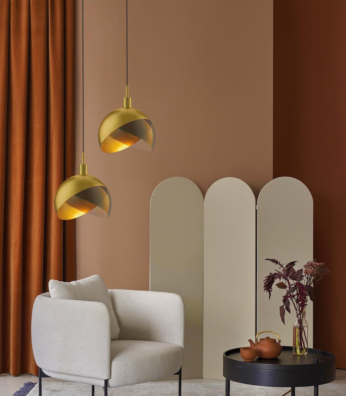 "Moderne pendellampe i gullglass med røykgrå skjerm, elegant nordisk stil, perfekt for stue og spisestue."
