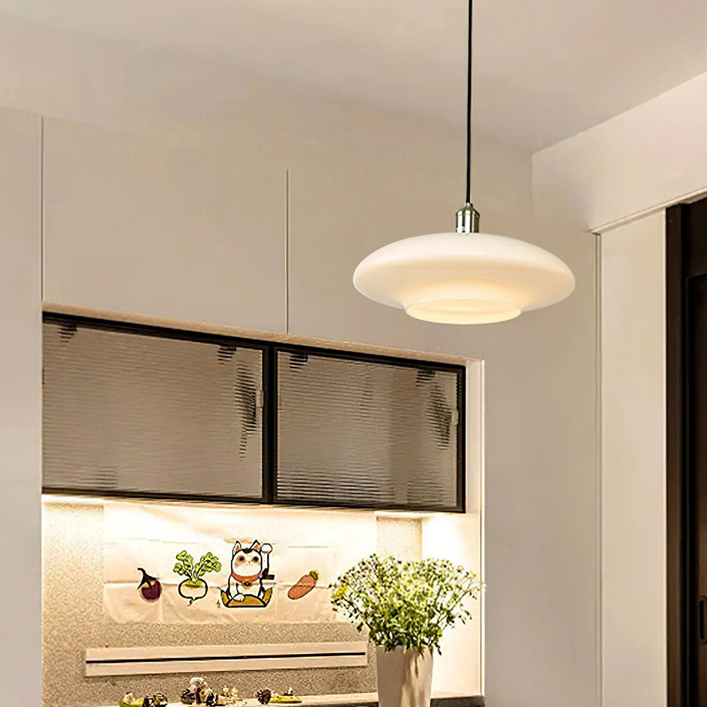 "Moderne pendellampe i hvitt glass, minimalistisk design, hvit finish, elegant belysning for hjem, stue eller kjøkken."