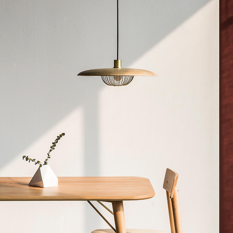 "Moderne pendellampe i imitasjon av trekorn med justerbar ledning og nordisk design, flere fargevarianter."