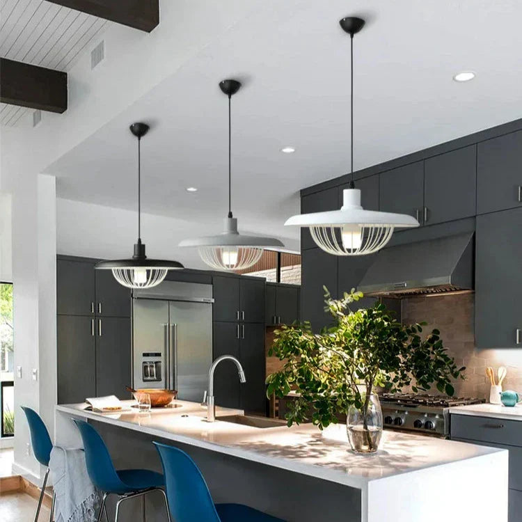 "Moderne pendellampe i imitasjon av trekorn med justerbar ledning og nordisk design, flere fargevarianter."