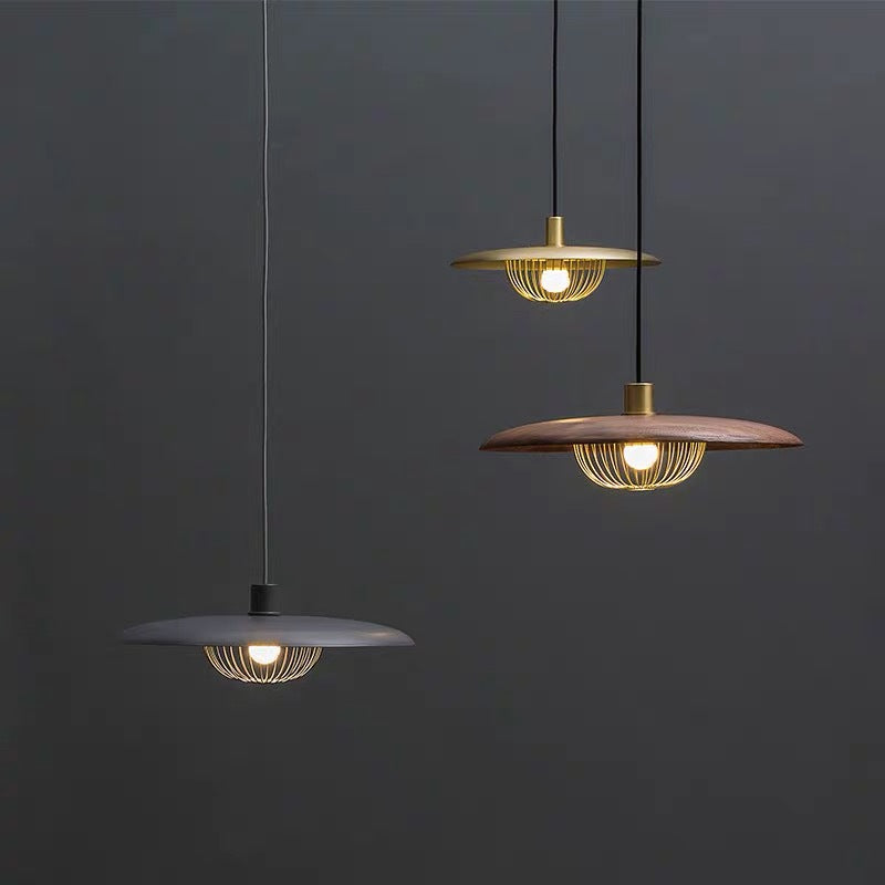 "Moderne pendellampe i imitasjon av trekorn med justerbar ledning og nordisk design, flere fargevarianter."