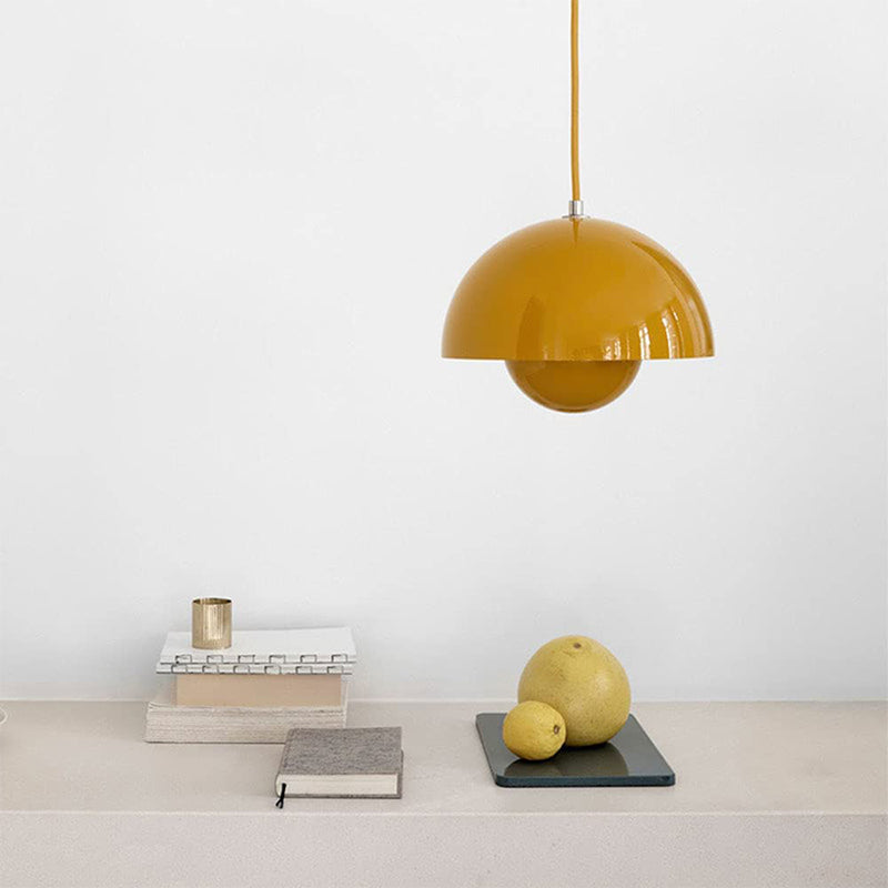 Minimalistisk taklampe i hvit med integrert blomsterpotte, perfekt for moderne soverom.