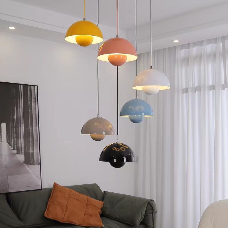 Justerbar taklampe med blomsterpotte, gir moderne belysning og dekorativt preg til soverommet.