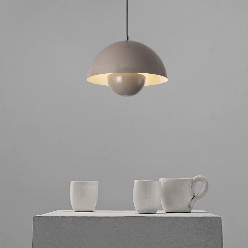 Nærbilde av minimalistisk pendellampe med blomsterpotte, viser unikt design for stilrene soverom.