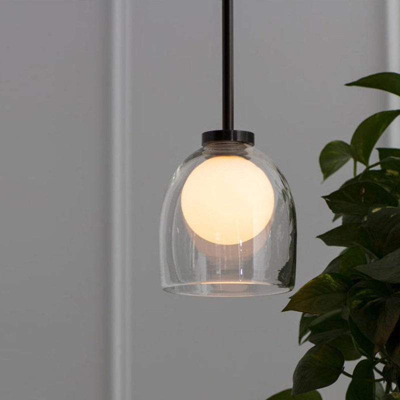 Moderne pendellampe med elegant design, klar og røykfarget glasskjerm. Ideell for oppgradering av belysning i hjemmet.
