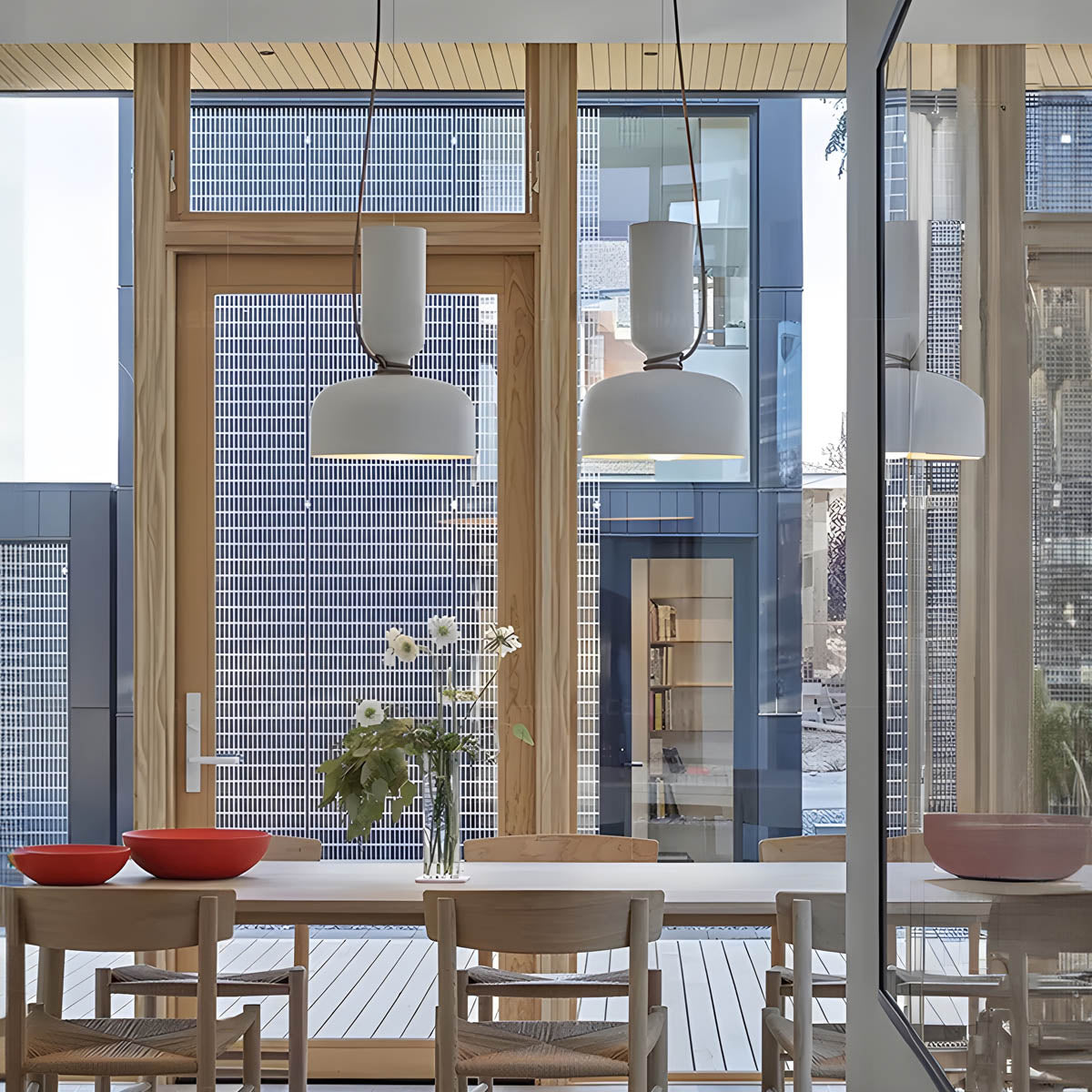 "Moderne pendellampe med geometrisk design, sirkulær form, og dristige kurver, perfekt for interiørbelysning."