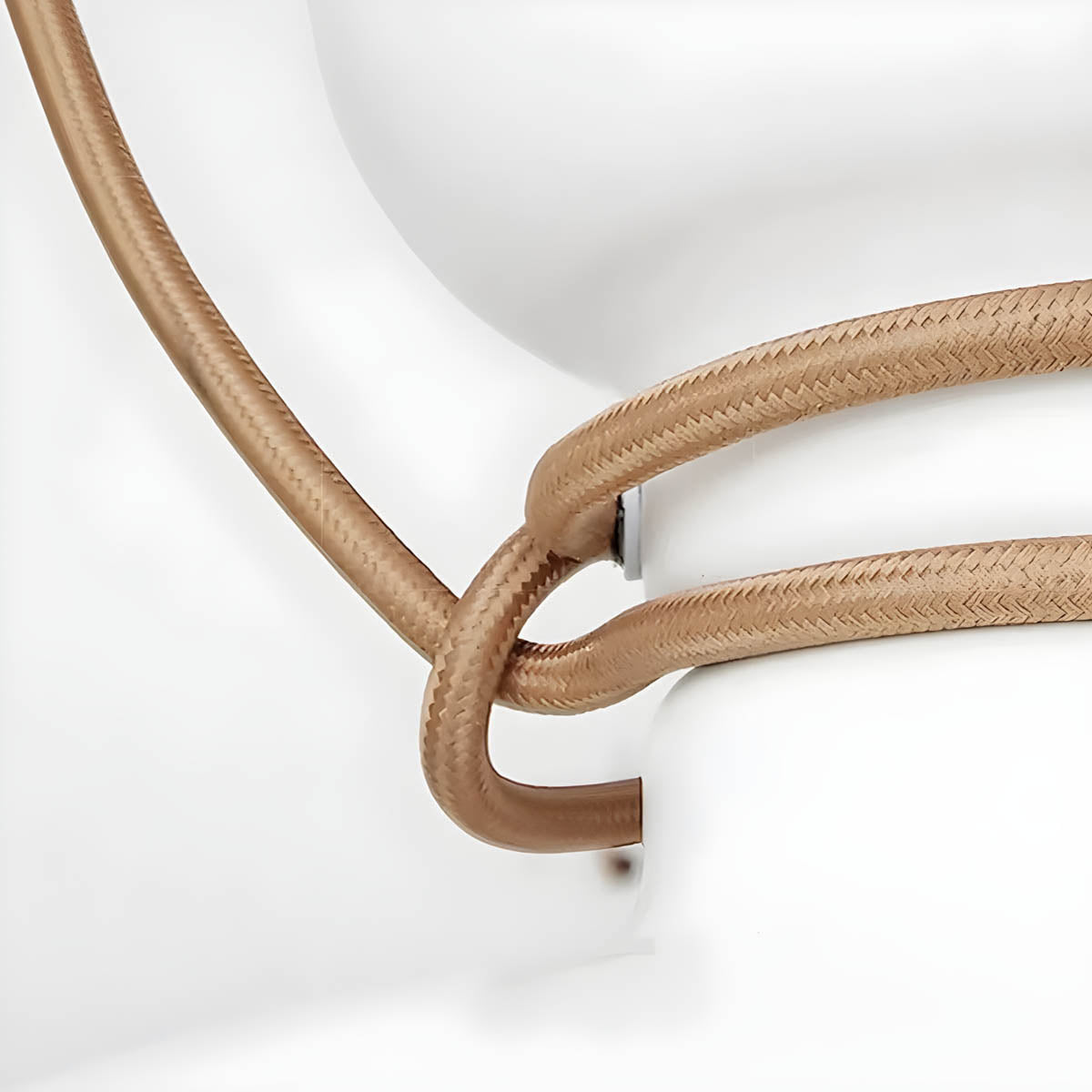 "Moderne pendellampe med geometrisk design, sirkulær form, og dristige kurver, perfekt for interiørbelysning."