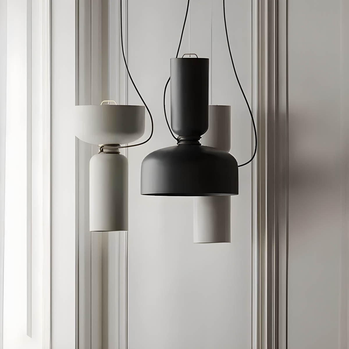 "Moderne pendellampe med geometrisk design, sirkulær form, og dristige kurver, perfekt for interiørbelysning."