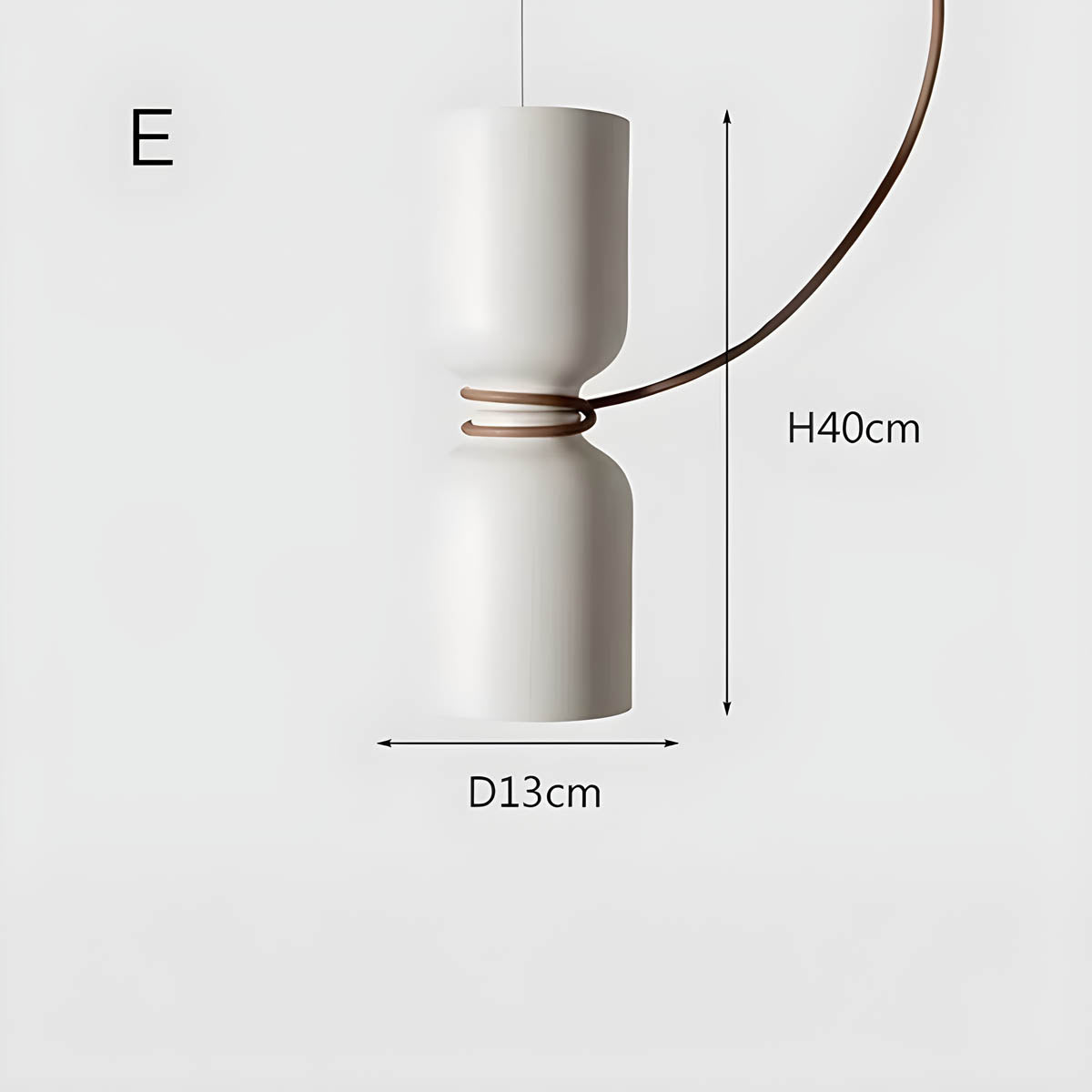 "Moderne pendellampe med geometrisk design, sirkulær form, og dristige kurver, perfekt for interiørbelysning."