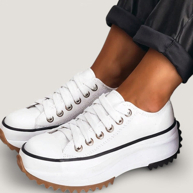 Stilfulle plattform sneakers for kvinner i brun, hvit og svart. Ideelle motesko for hverdag og fritid.